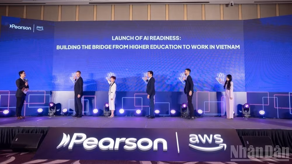 Các đại biểu ấn nút công bố Báo cáo của Pearson và AWS về năng lực sẵn sàng ứng dụng AI của sinh viên Việt Nam tổ chức ngày 6/10, tại Hà Nội.