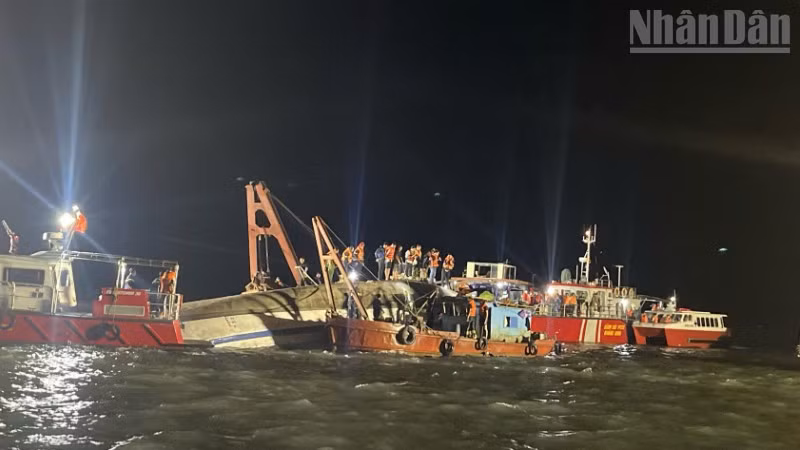 Tính đến 21 giờ đã tìm thấy 38 nạn nhân vụ đắm tàu, trong đó 10 người còn sống và 28 người tử vong.