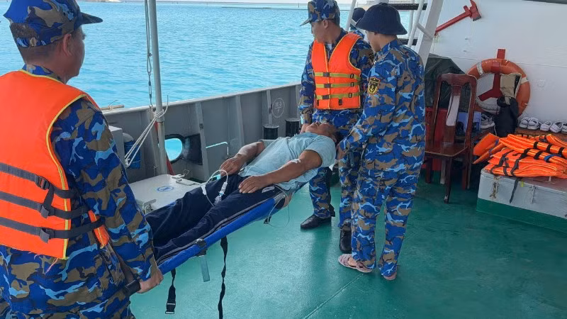 Đưa ngư dân bị nạn lên tàu.