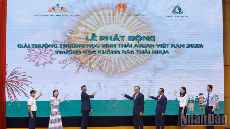 Các đại biểu ấn nút Lễ phát động Giải thưởng Trường học sinh thái ASEAN (ASEAN Eco-schools Award) năm 2025.