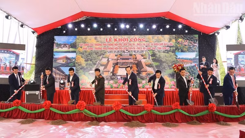 Các đại biểu thực hiện nghi thức khởi công Trường phổ thông nội trú liên cấp tiểu học và trung học cơ sở xã Lóng Sập. 