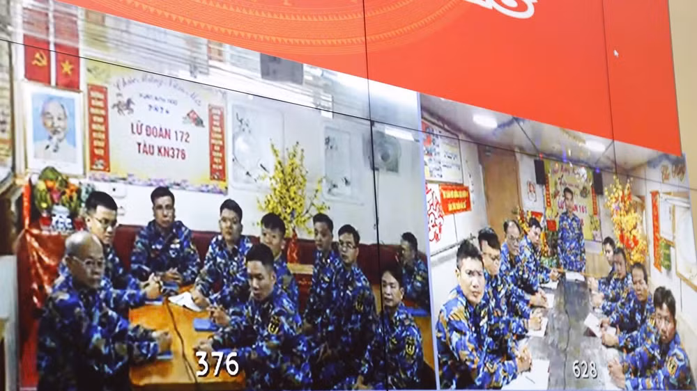 6-can-bo-chien-si-cac-tram-ra-da-va-cac-tau-dang-thuc-hien-nhiem-vu-tren-bien-tham-gia-chuc-tet-truc-tuyen-4012.jpg