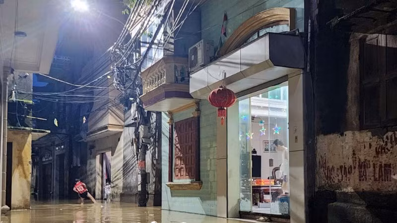 Nước trên sông Thương, sông Cầu dâng cao, từ chiều và tối 1/10, các địa phương ven đê khẩn trương di dời người và tài sản đến vị trí an toàn. (Ảnh: Báo Bắc Ninh)