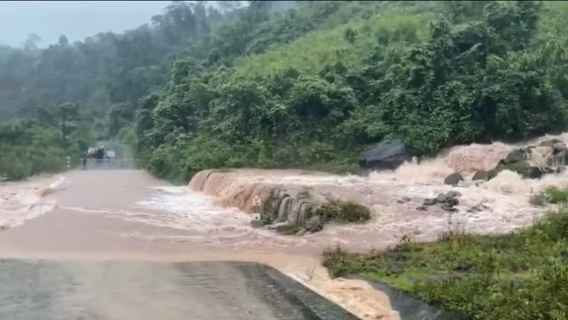 Mưa lớn khiến giao thông bị chia cắt tại xã Tà Rụt, tỉnh Quảng Trị.