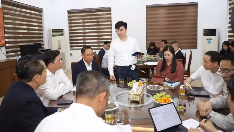 Lãnh đạo các sở, ngành và doanh nghiệp tham dự chương trình “Cà-phê doanh nhân” tỉnh Phú Thọ. 