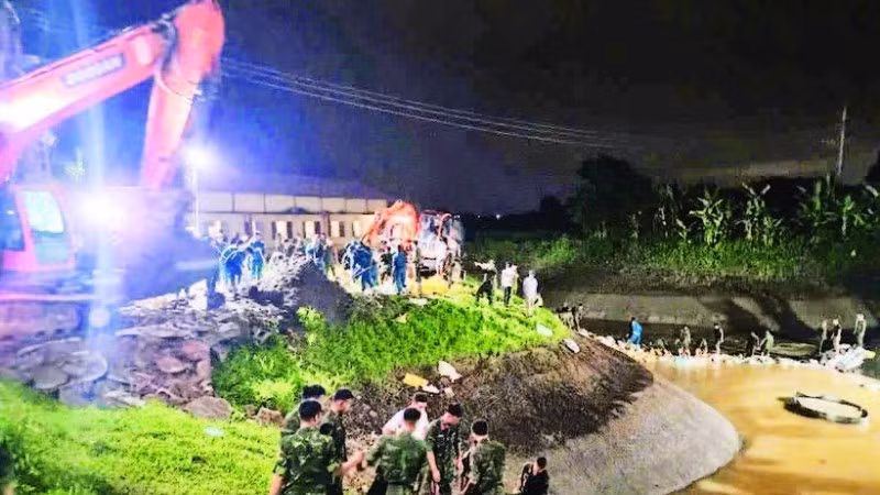 Xử lý sự cố mạch đùn, mạch sủi trạm bơm Cẩm Bào. (Ảnh: MAI TOAN)