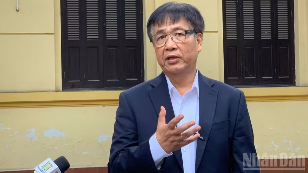 Giáo sư, Tiến sĩ Nguyễn Trọng Hoài trao đổi với phóng viên báo chí bên lề Hội thảo khoa học quốc gia “Đổi mới mô hình phát triển của Việt Nam đáp ứng yêu cầu phát triển” sáng 20/8, tại Hà Nội.