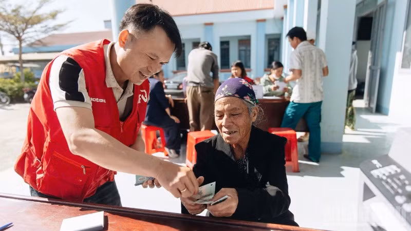 Hỗ trợ tiền mặt cho 100 hộ dân thuộc 6 thôn bị thiệt hại nặng nề do mưa lũ cuối năm 2025.