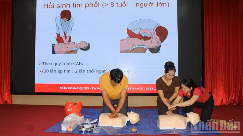 Tập huấn kỹ năng cấp cứu người gặp nạn trong thiên tai.