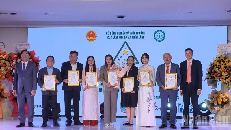 Cục Lâm nghiệp và Kiểm lâm trao Quyết định cấp quyền sử dụng nhãn hiệu chứng nhận “Gỗ Việt Nam/Vietnam Wood” đợt đầu tiên cho 7 doanh nghiệp tiêu biểu.