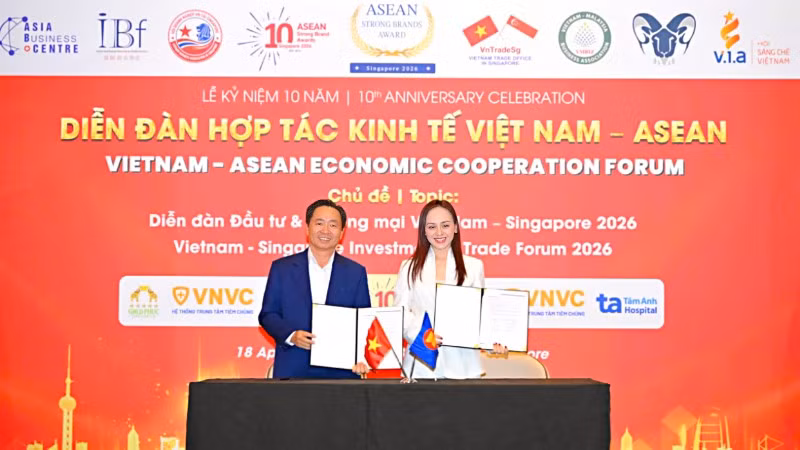 Ông Trần Văn Chín, Chủ tịch Arobid và bà Đặng Thị Minh Anh, Chủ tịch IBF Vietnam Singapore trao Biên bản ghi nhớ hợp tác.