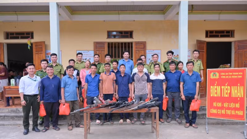 Người dân chủ động giao nộp súng săn và các vật liệu nổ cho cơ quan chức năng.