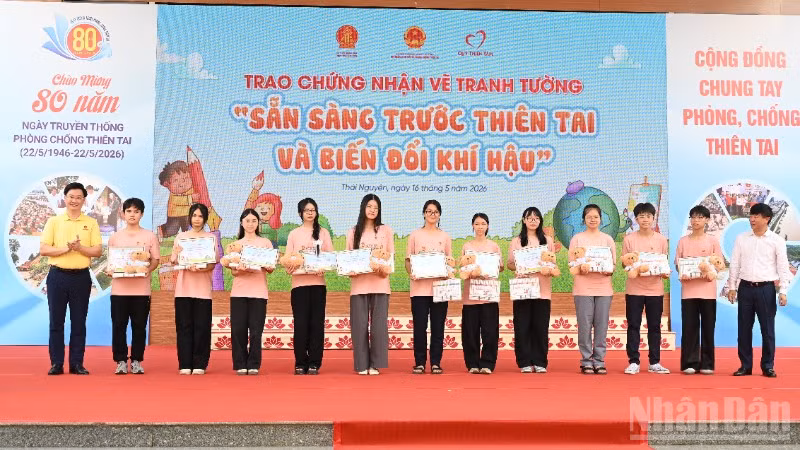 Trao giải các tác phẩm đoạt giải cuộc thi sáng tác tranh “Góc nhìn trước thiên tai”.