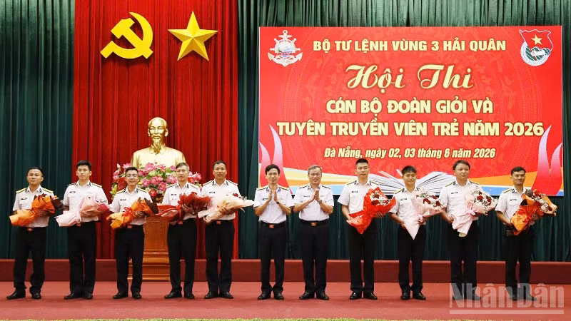ndo_br_1-chuan-do-doc-nguyen-dang-tien-va-dai-ta-pham-dinh-thanh-tang-hoa-chuc-mung-cac-doi-tham-gia-hoi-thi-3314.jpg