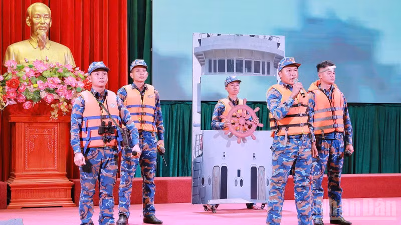 Các đội thể hiện phần thi tuyên truyền viên trẻ.