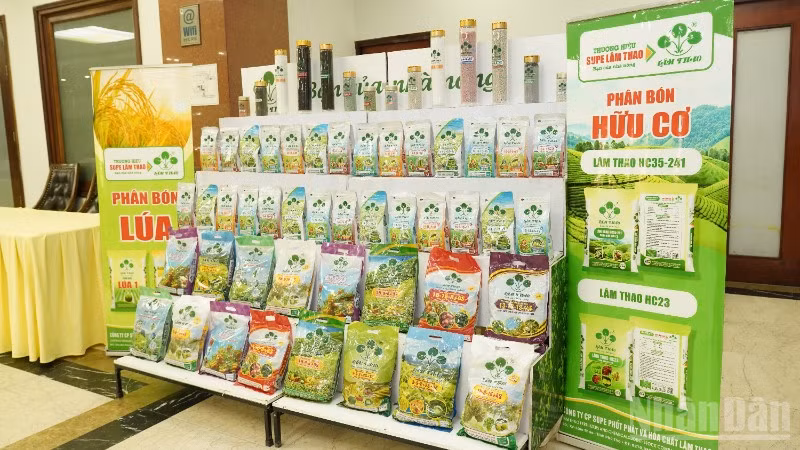 Các sản phẩm phân bón hữu cơ được trưng bày tại hội nghị.