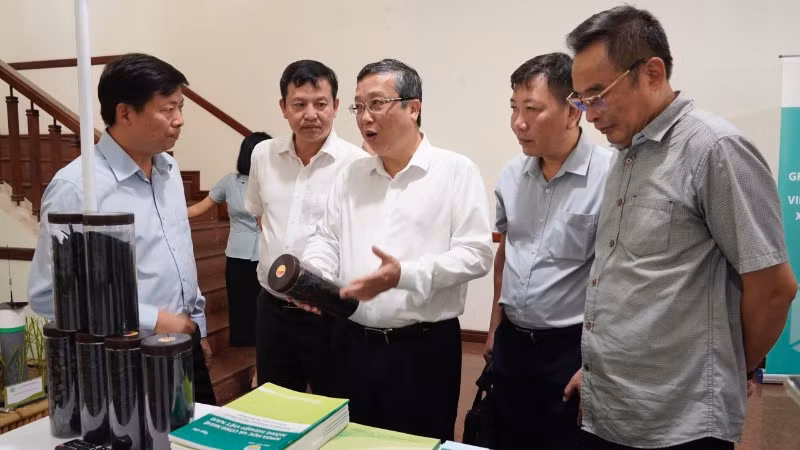 Thứ trưởng Bộ Nông nghiệp và Môi trường Hoàng Trung thăm quan gian hàng tại Hội nghị tham vấn “Đề án sản xuất trồng trọt giảm phát thải giai đoạn 2025-2035”.