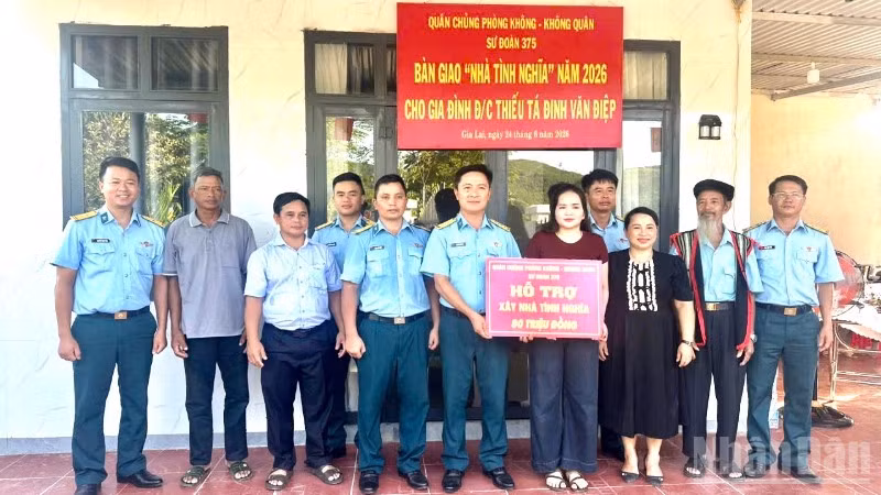 Đại tá Nguyễn Hải Hà, Chính ủy Trung đoàn Ra đa 290 đại diện Sư đoàn 375 trao nhà tình nghĩa cho gia đình Thiếu tá Đinh Văn Điệp.