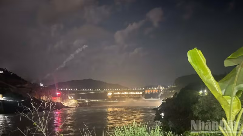 Bộ Nông nghiệp và Môi trường đề nghị các tỉnh, thành phố bảo đảm an toàn hạ du trong quá trình vận hành hồ thủy điện Hòa Bình.