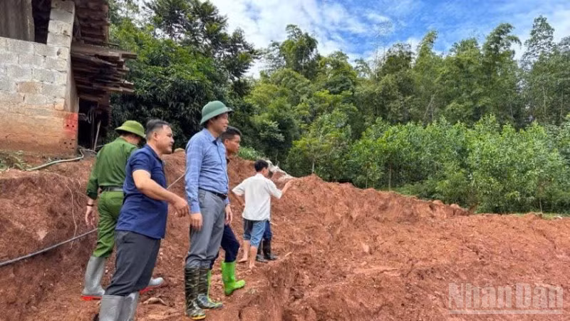 Các cấp chính quyền địa phương đang triển khai phương án di dời các hộ dân đến nơi ở an toàn.