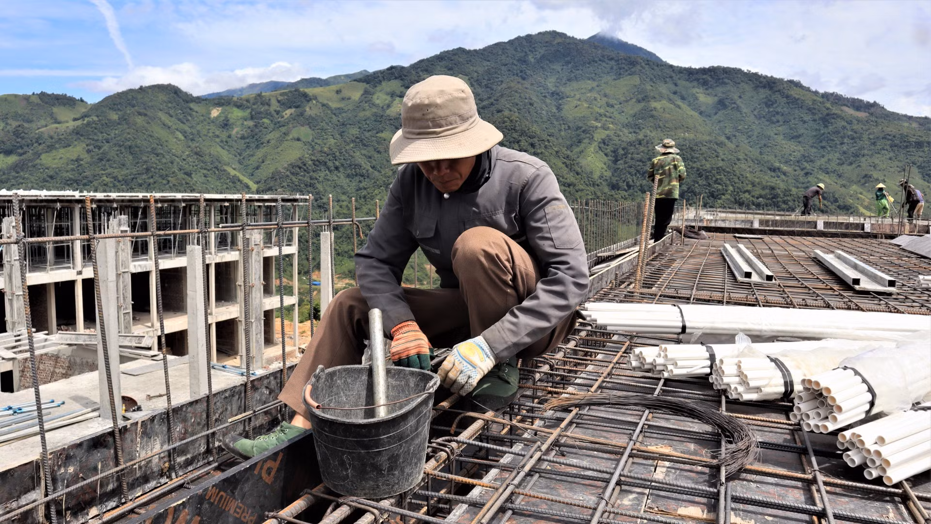 Có mặt tại công trình, các tổ thợ đang làm việc với tinh thần khẩn trương.