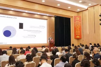 Chuyên gia Sở Giao dịch Chứng khoán Singapore SGX chia sẻ kinh nghiệm trong buổi đào tạo. (Ảnh: TTTT)