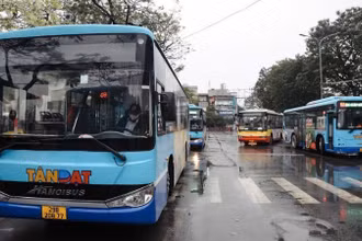 Tăng cường quản lý, giám sát hoạt động của phương tiện và đội ngũ lái xe thông qua dữ liệu thiết bị giám sát hành trình. (Ảnh: LÊ KHÁNH)