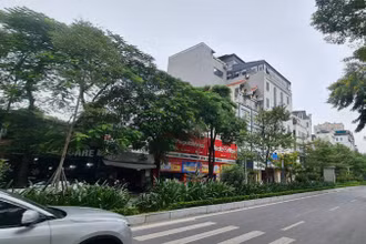 Điều chỉnh tổ chức giao thông một số điểm, ngõ ở đường Lạc Long Quân để thi công hệ thống thoát nước.