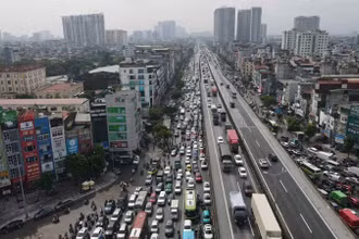Các phương tiện di chuyển trên tuyến vành đai 3 trên cao trở lại bình thường. (Ảnh: PHẠM CÔNG)