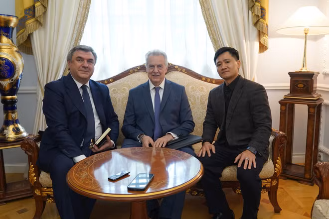 Tác giả cùng Chủ tịch Ủy ban Đối ngoại thành phố Saint Petersburg Evgeny Grigoriev (giữa) và Phó Chủ tịch Vyacheslav Kalganov (bên trái).