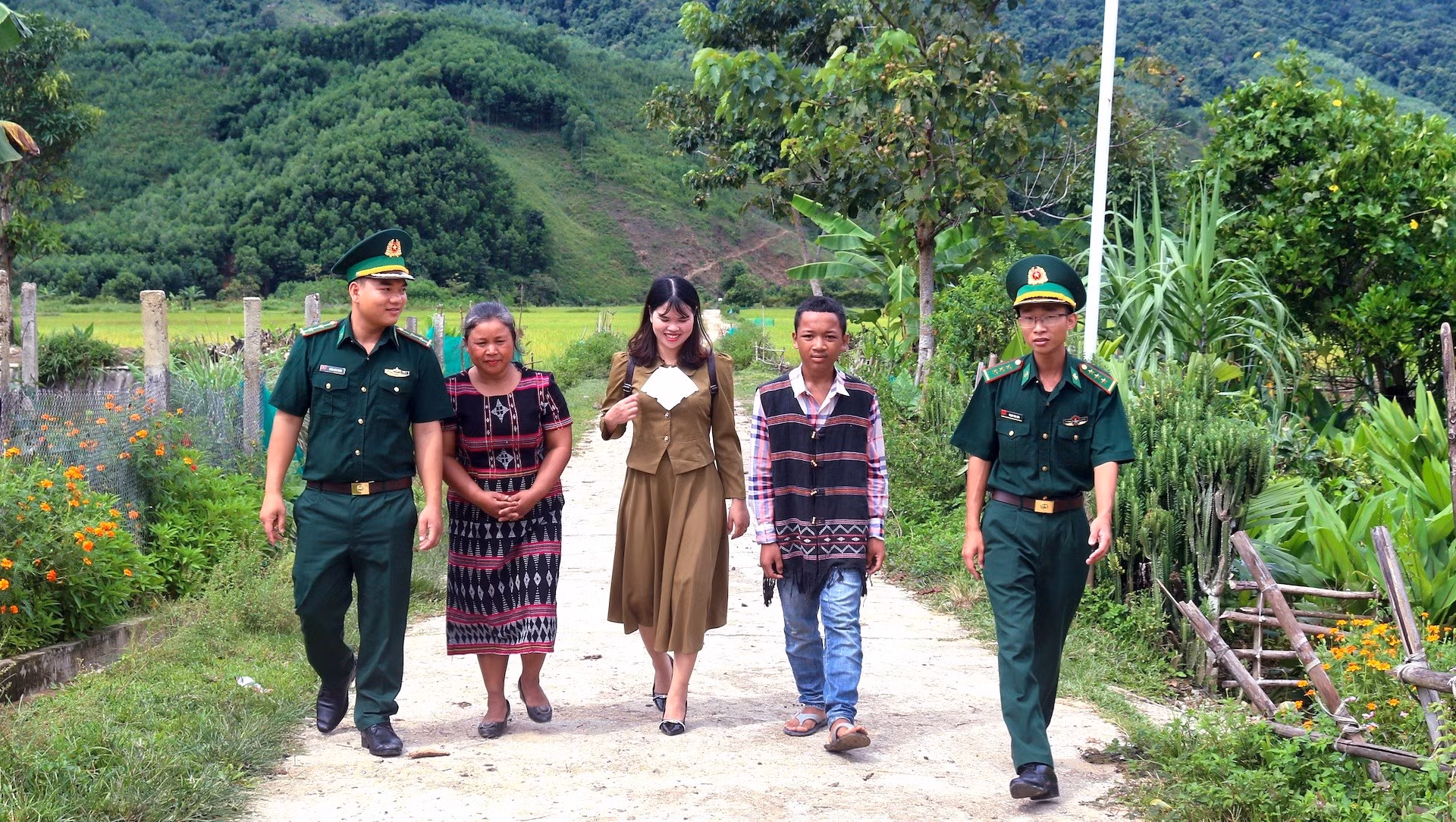 van-dong-hoc-sinh-bien-gioi-den-truong-copy.jpg