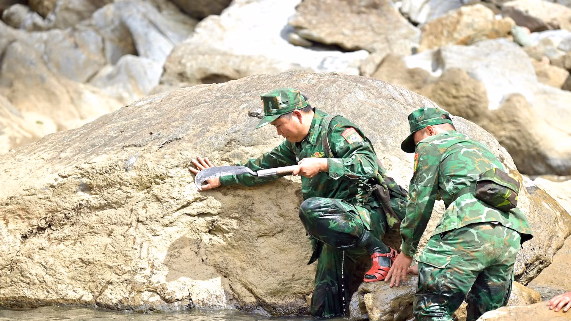 tuan-tra-anh-12-1048.jpg