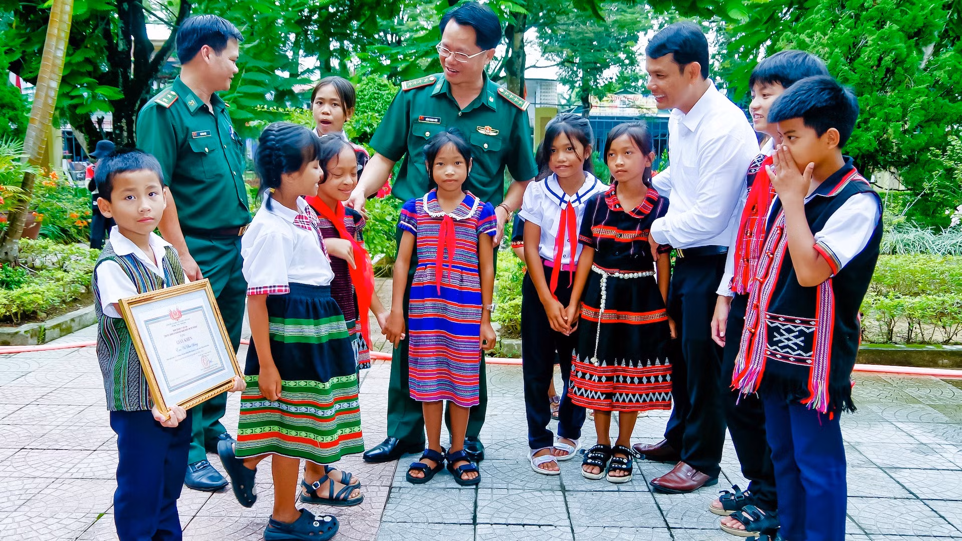 ky-1phat-huy-hieu-qua-cac-mo-hinh-chuong-trinh-ho-tro-hang-tram-hoc-sinh-o-khu-vuc-bien-gioi-den-truong-copy.jpg
