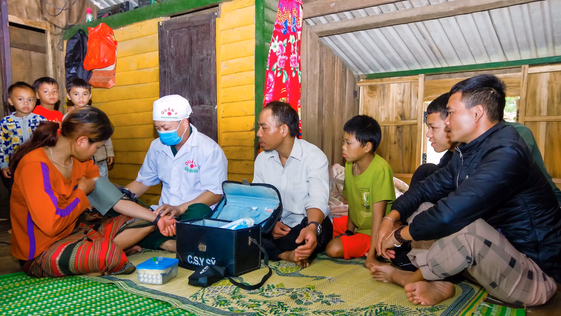 Quân Y - Ban chỉ huy Bộ đội Biên phòng thành phố Huế khám bệnh cho người dân bản Sê Sáp (Lào).