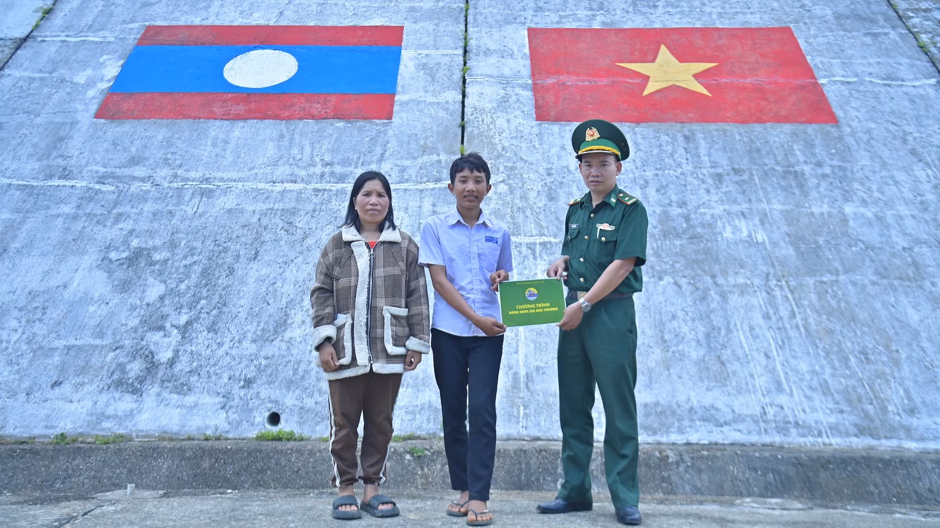 ky-3-em-ta-rottrao-ho-tro-nang-buoc-em-toi-truong-cho-hoc-sinh-ban-ka-lo-lao-3-1-copy.jpg