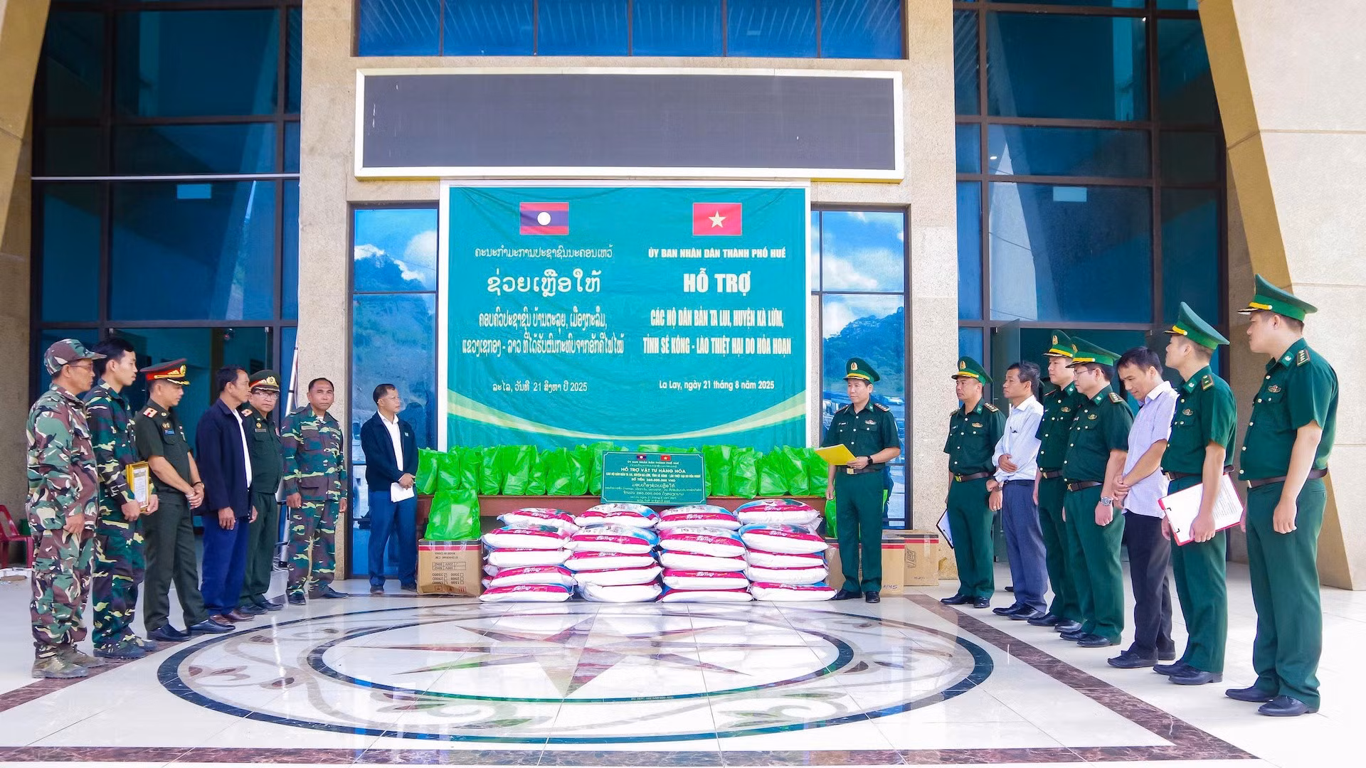 ky-3ban-chi-huy-bddbp-tp-hue-trao-ho-tro-cho-nguoi-dan-ban-ta-lui-lao-1-copy.jpg