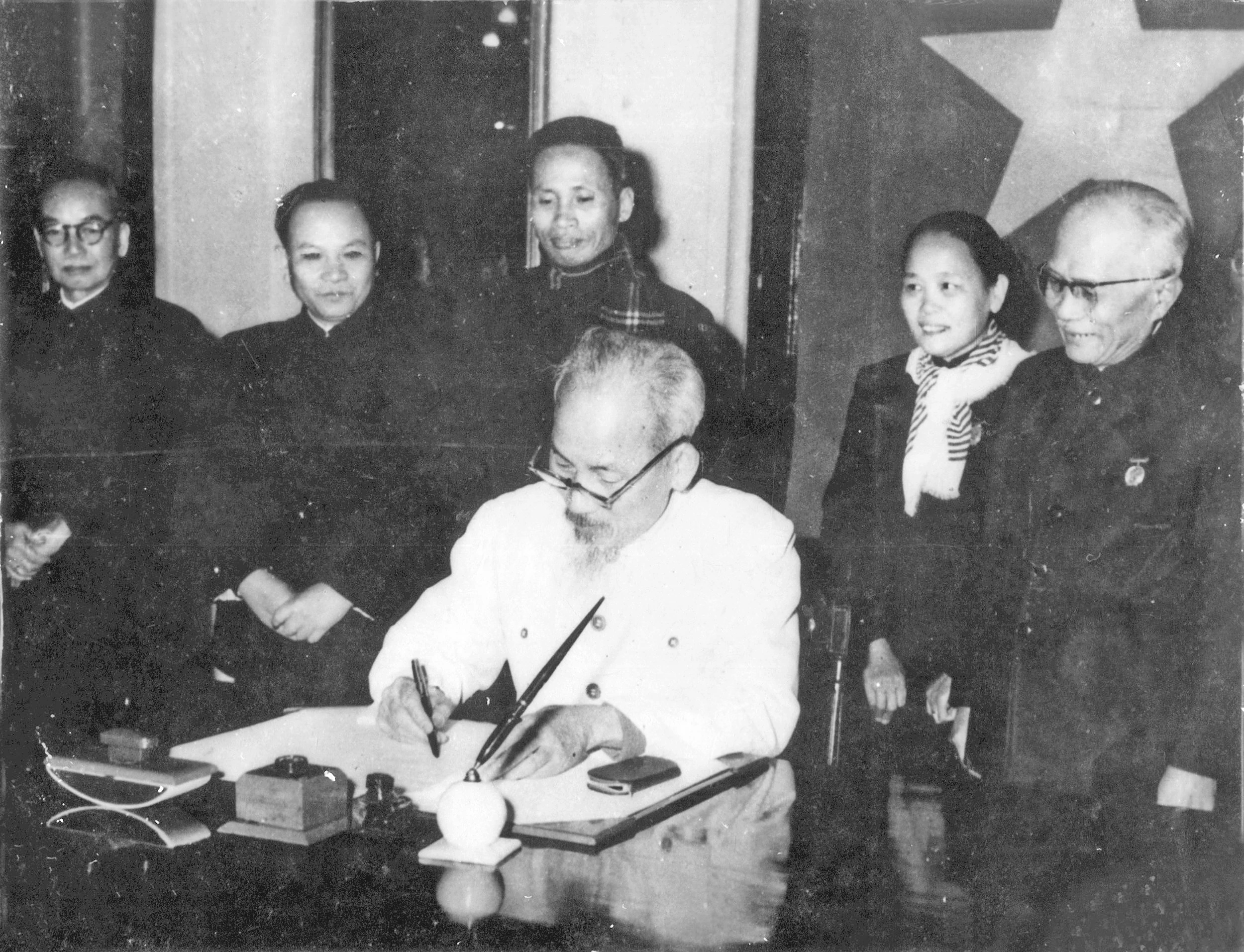 Ngày 1/1/1960, Chủ tịch Hồ Chí Minh ký sắc lệnh công bố Hiến pháp xã hội chủ nghĩa đầu tiên của nước ta. (Ảnh Tư liệu)