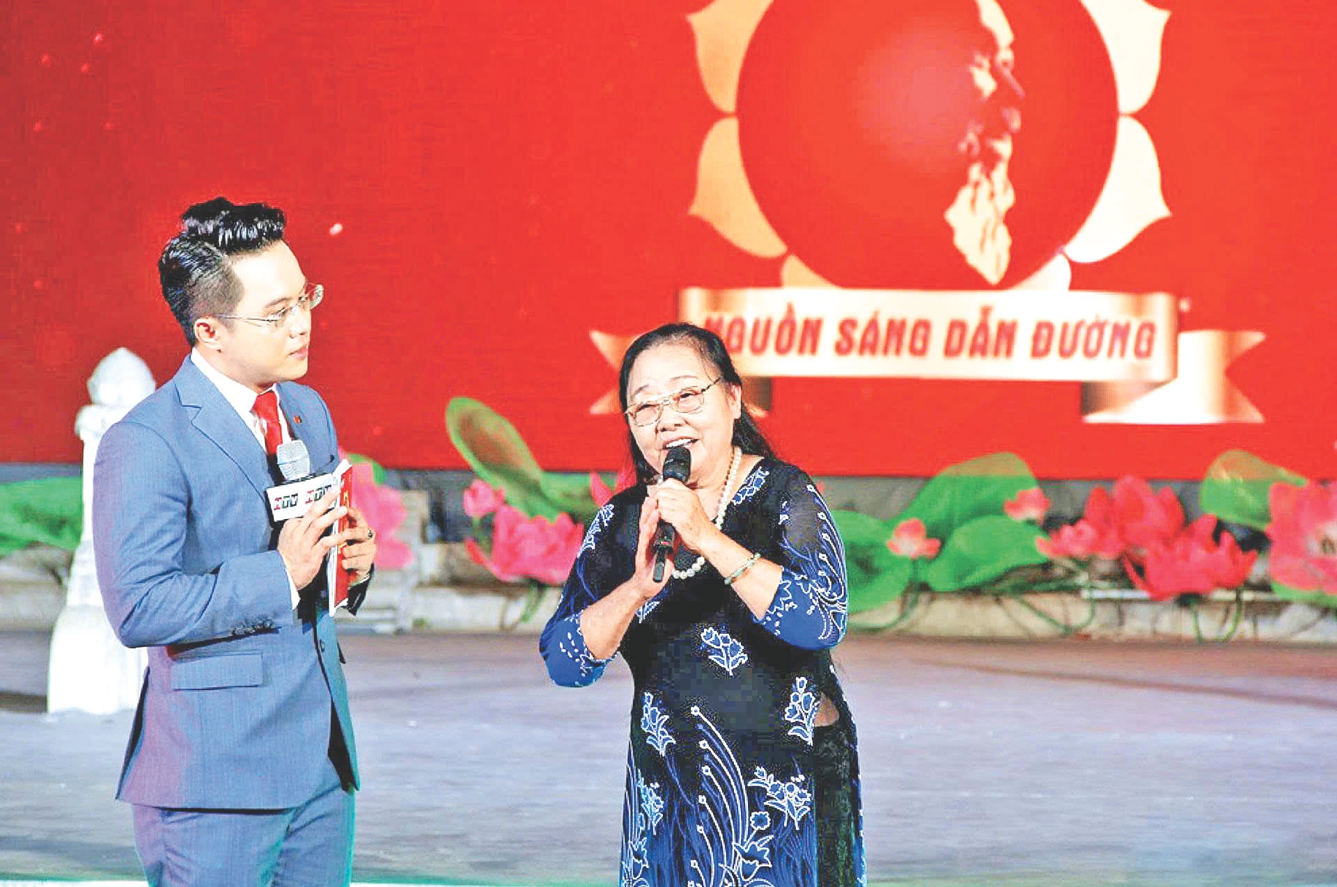 NSƯT Song Thao (bên phải) vẫn giữ mãi ngọn lửa nghệ thuật từ những lần được Bác Hồ động viên, khích lệ.
