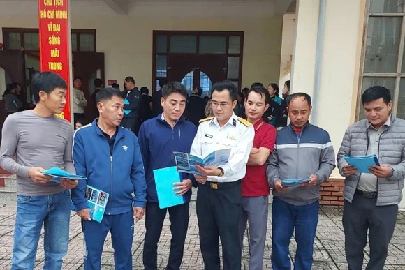 Cán bộ Hải đội 137 tuyên truyền chống khai thác hải sản bất hợp pháp, không báo cáo và không theo quy định cho ngư dân.