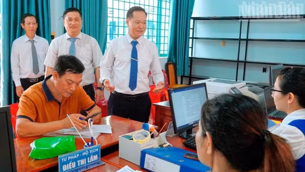 Đồng chí Mạc Đình Huấn, Bí thư Đảng ủy xã Tân Hưng (tỉnh Đồng Nai) kiểm tra hoạt động của Trung tâm phục vụ hành chính công xã Tân Hưng.