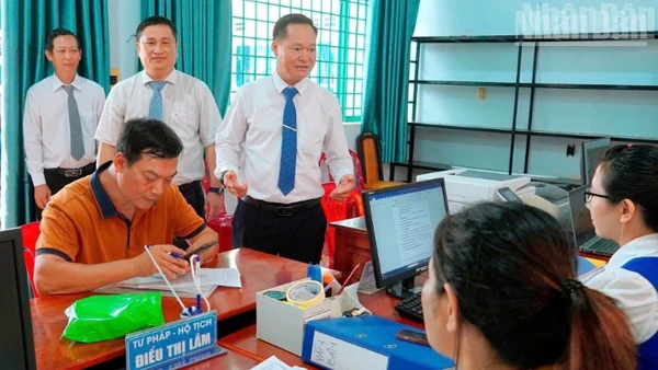 Đồng chí Mạc Đình Huấn, Bí thư Đảng ủy xã Tân Hưng (tỉnh Đồng Nai) kiểm tra hoạt động của Trung tâm phục vụ hành chính công xã Tân Hưng.