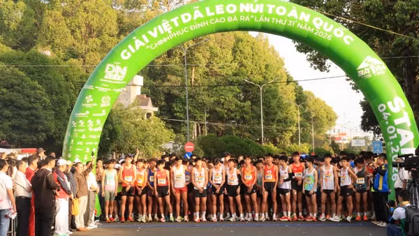 Hơn 2,5 ngàn vận động viên xuất phát chinh phục đỉnh cao Bà Rá.