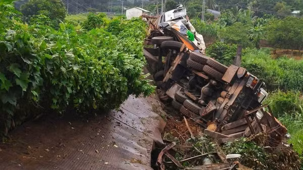 Xe tải tông sập cầu sắt bắc qua thượng nguồn sông Bé đoạn qua phường Phước Long, thành phố Đồng Nai.