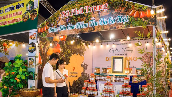 Gian hàng của xã Phú Trung, một địa phương có diện tích cây điều lớn của thành phố Đồng Nai tham gia lễ hội