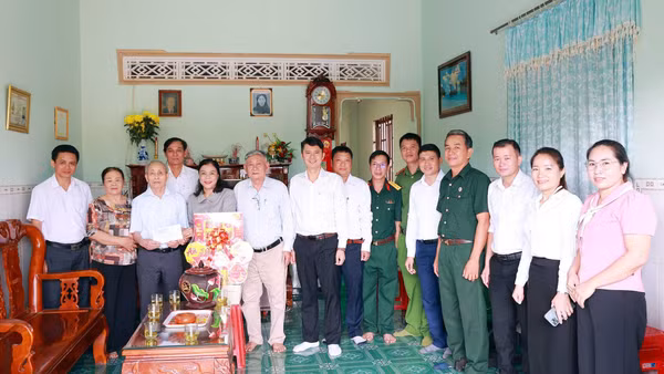 Lãnh đạo xã Phú Riềng thăm thương binh 1/4 Nguyễn Khắc Hoành, tỷ lệ tổn thương cơ thể 81%.