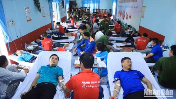 Đông đảo cán bộ, chiến sĩ, người dân tham gia hiến máu nhân đạo tại chương trình.