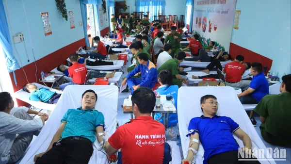 Đông đảo cán bộ, chiến sĩ, người dân tham gia hiến máu nhân đạo tại chương trình.