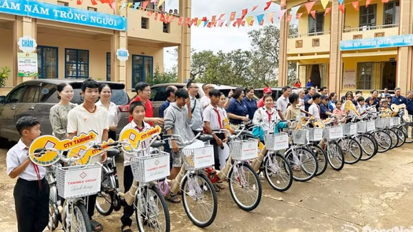 Các em học sinh nghèo, hiếu học ở xã Đắk Ơ và xã Bù Gia Mập được tặng xe đạp tiếp sức đến trường.