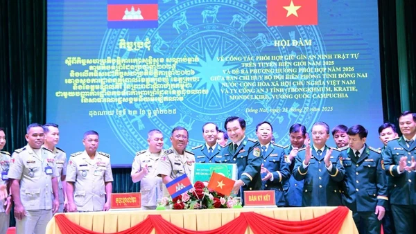 Thủ trưởng Ban Chỉ huy Bộ đội Biên phòng tỉnh Đồng Nai ký kết biên bản ghi nhớ với Ty công an các tỉnh của nước bạn Campuchia.