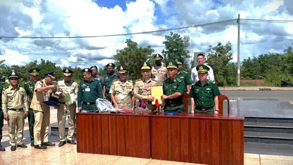 Lực lượng chức năng thực hiện thủ tục trao trả và tiếp nhận công dân.